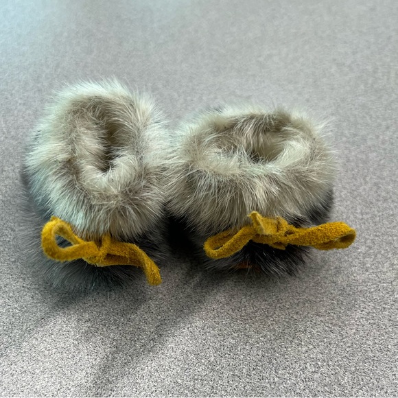 Seal Fur Snowflake Baby moccasins - Picture 4 of 9